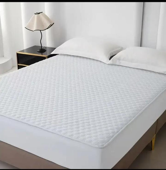 Breathable fitted mattress protector in queen and king sizes