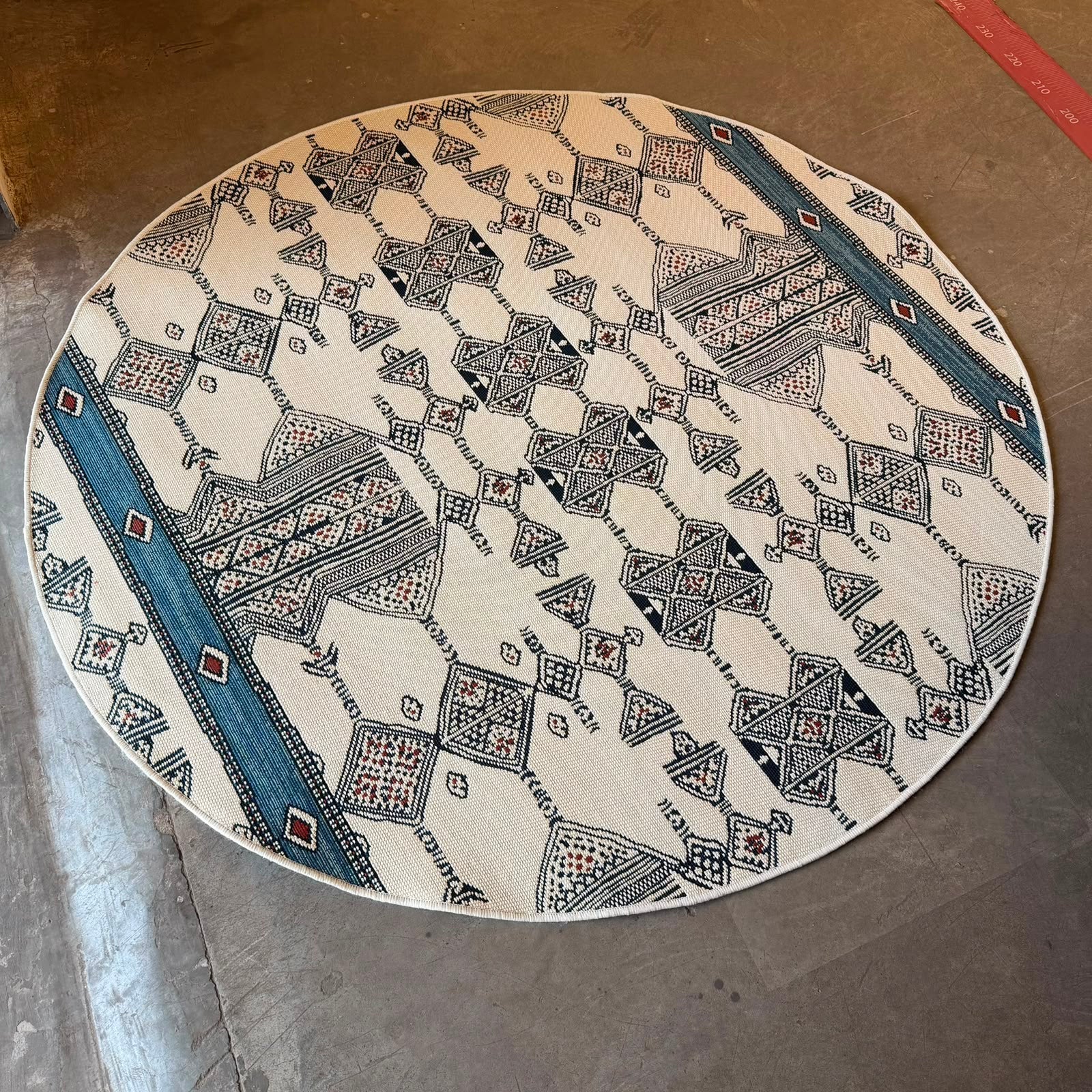 Round outdoor polypropylene rug for patio, balcony, garden, living room, and indoor or outdoor seating areas.