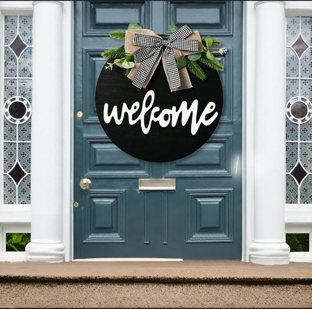 Black round decorative welcome wall hanging with 30cm diameter.