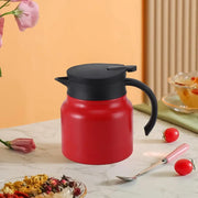 Red thermo mug with handle, 800ml capacity, designed for hot and cold beverages with comfortable grip. ☕