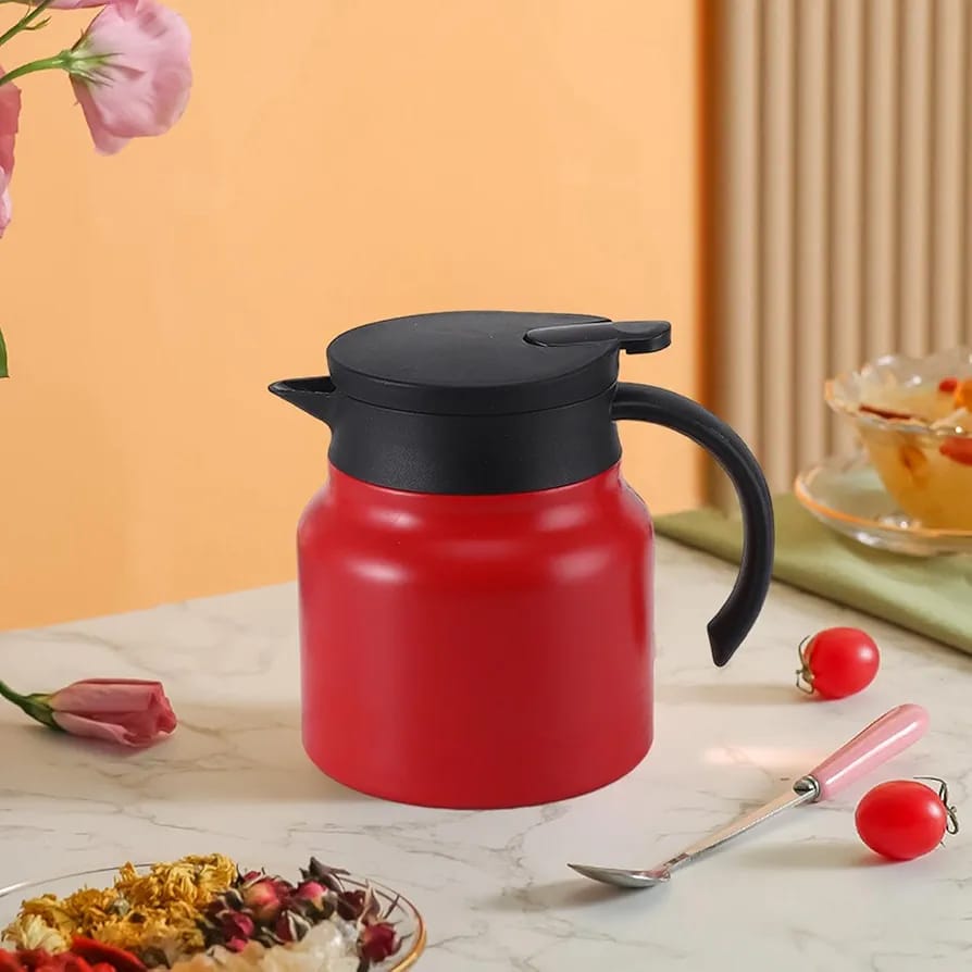 Red thermo mug with handle, 800ml capacity, designed for hot and cold beverages with comfortable grip. ☕