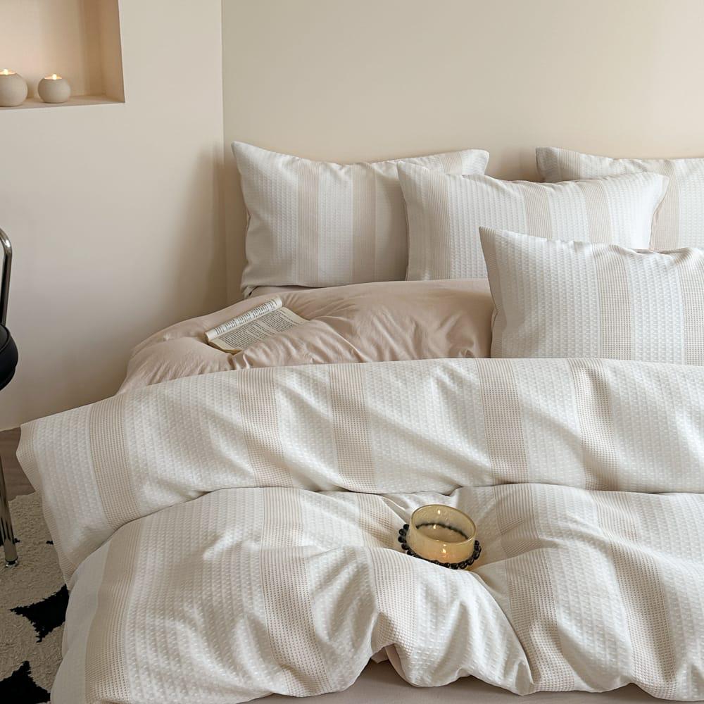 4 Piece Duvet cover set including duvet cover, flat sheet and pillowcases
