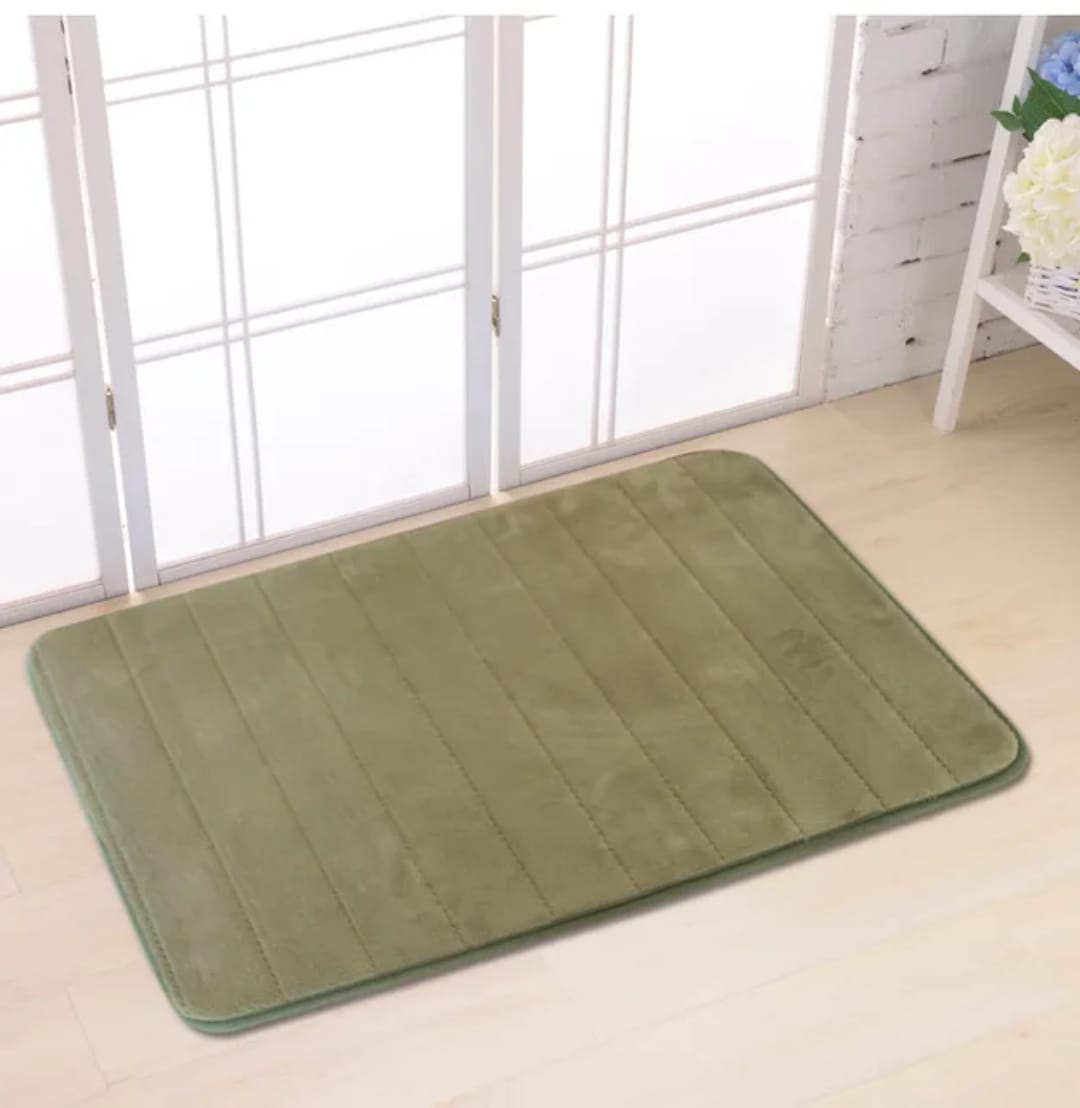 Super absorbent memory foam bath mat 50×80 cm with non slip backing and striped design for bathroom floor comfort and safety.