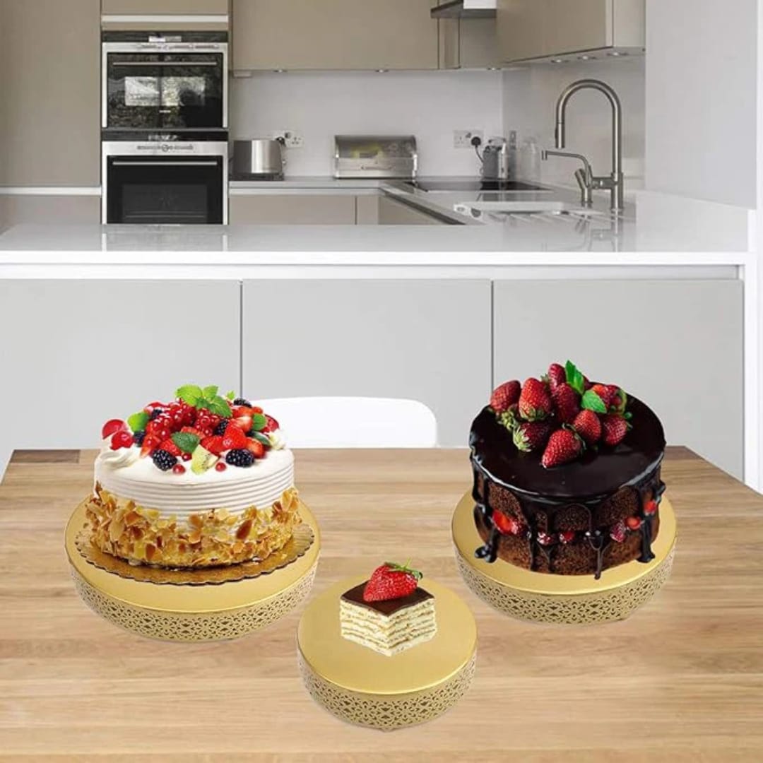 Set of three gold cake stands in sizes 25 cm, 30 cm, and 35 cm.