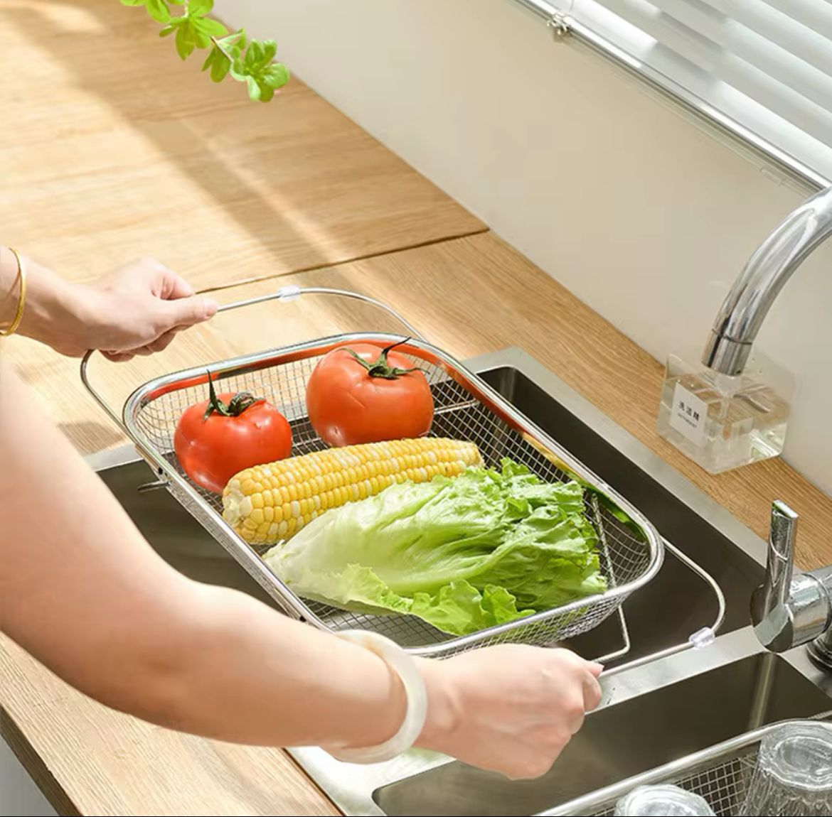 Expandable Over-The-Sink Colander