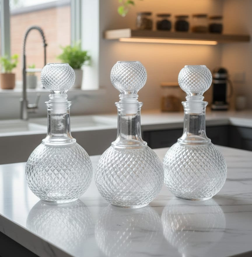 Clear diamond quilted round glass decanter for whisky and scotch, 1 litre capacity
