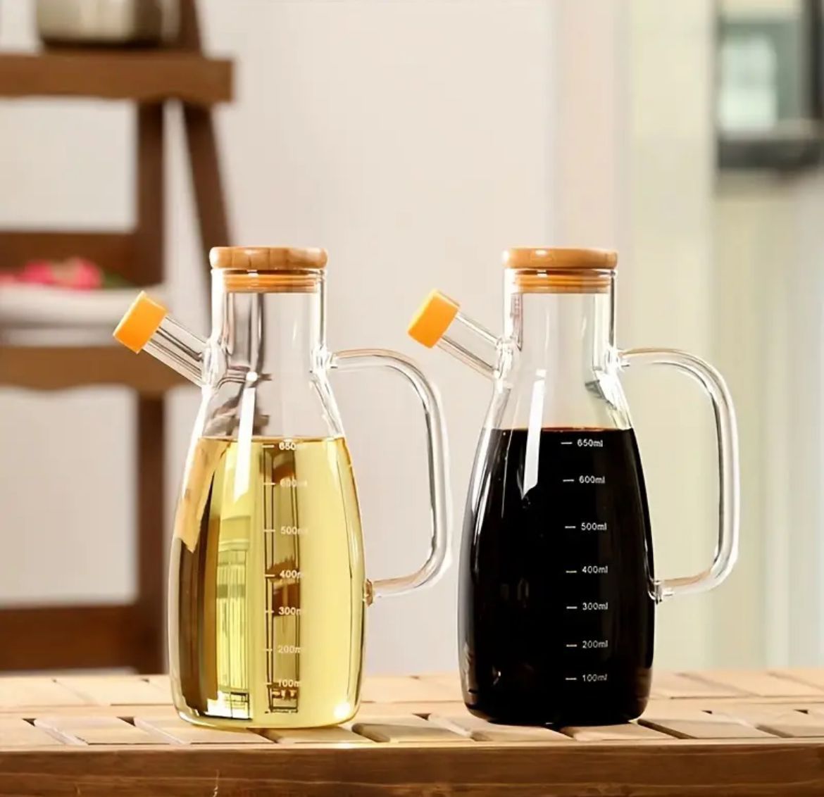 1L Borosilicate glass oil dispenser with handle and bamboo lid for kitchen oils, vinegar, sauces, and liquids