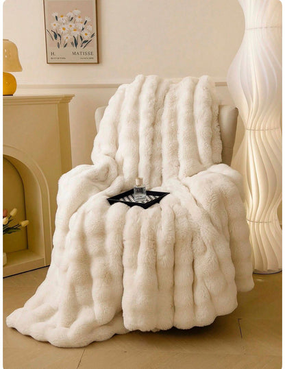 White winter bubble blanket sized 180×200cm for bed or sofa use