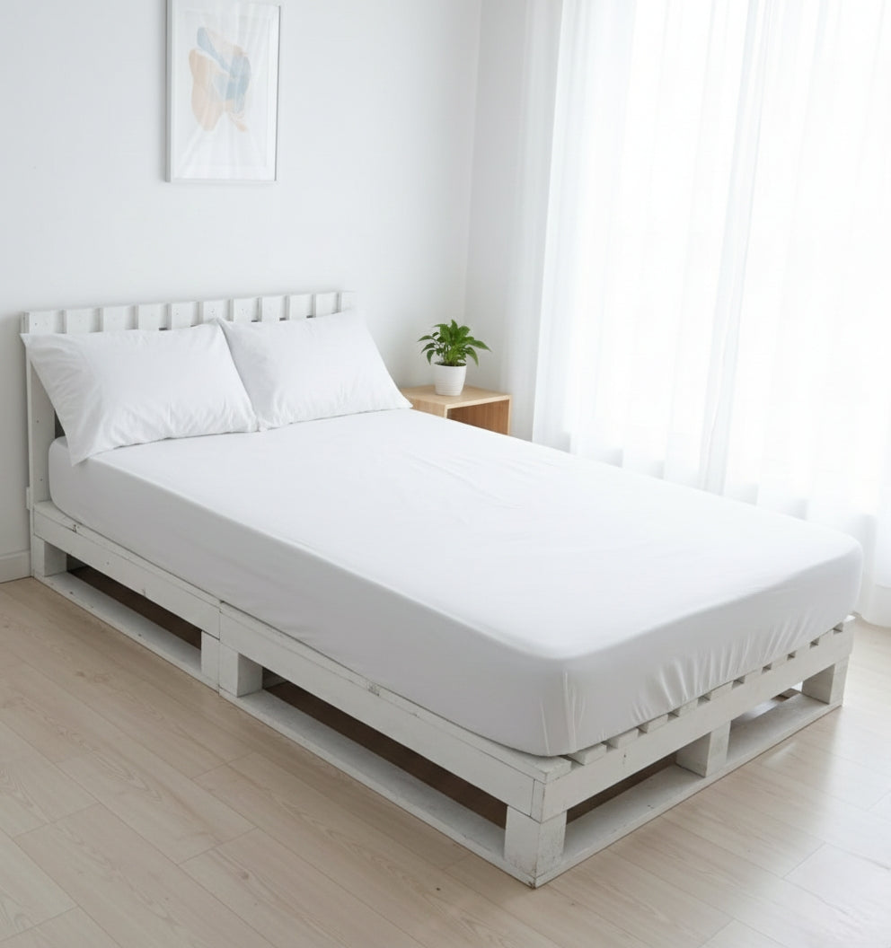 Fitted cotton bedsheet with two matching pillowcases in solid neutral colors